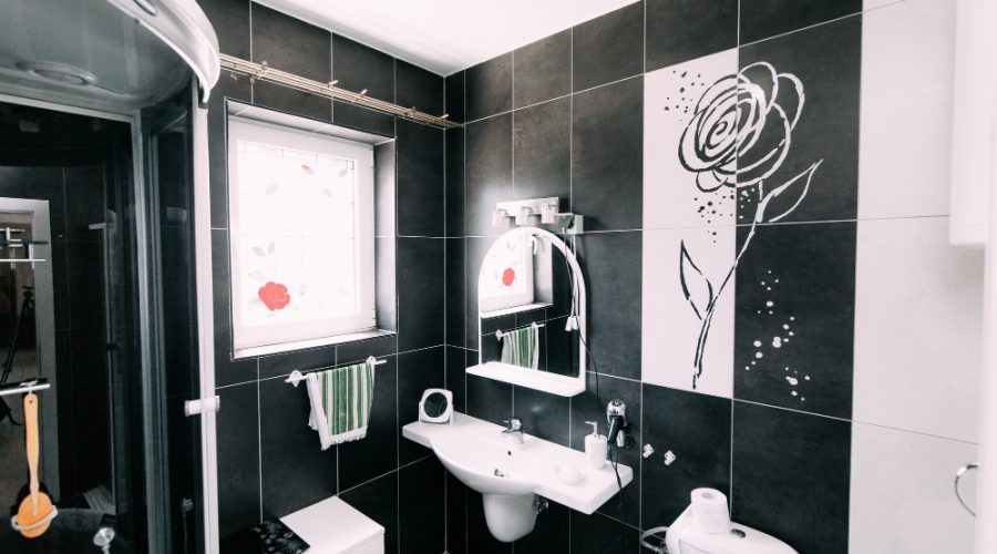 Plaque adhésive pour salle de bain est un choix pratique et esthétique